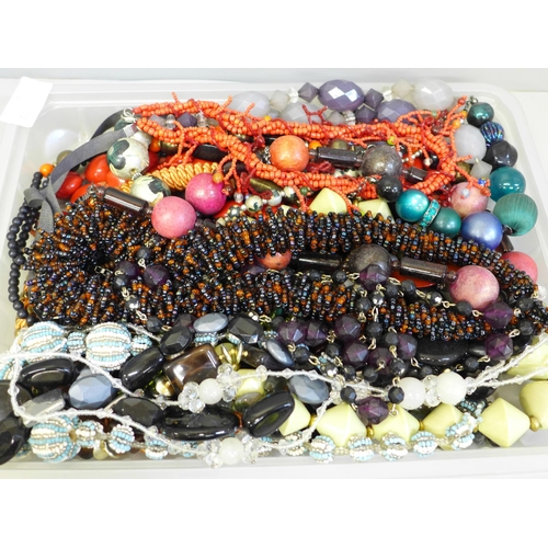 680 - Costume jewellery necklets