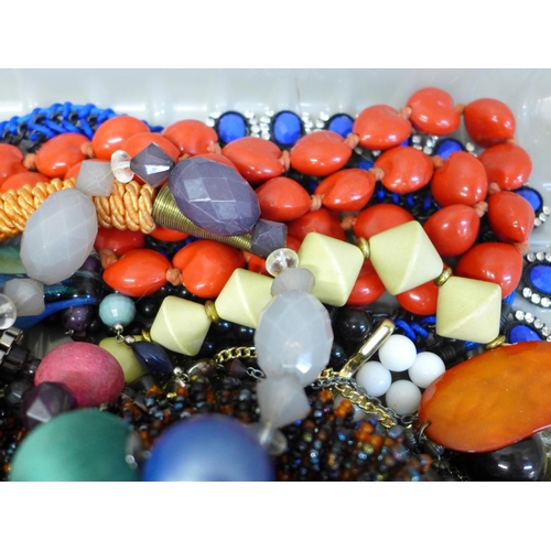 680 - Costume jewellery necklets