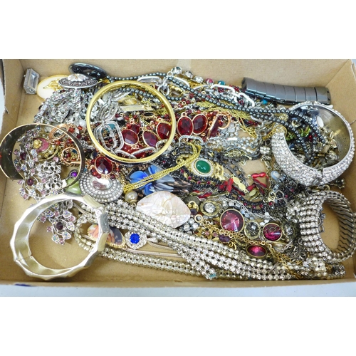 690 - Costume jewellery including Monet