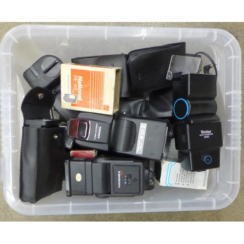 713 - A collection of camera flash guns including Hanimex, Vivitar and Pentax