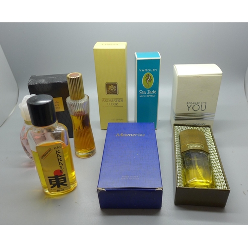 722 - A collection of aftershaves and perfumes