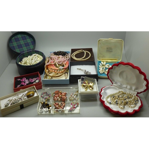 727 - A box of costume jewellery