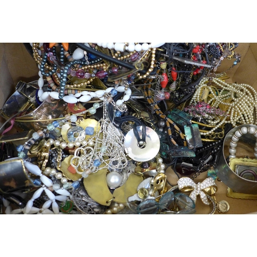 765 - A box of costume jewellery