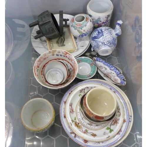 784 - A box of Chinese and Japanese porcelain, an enamel fish dish, a/f, and a small print of a cat **PLEA... 