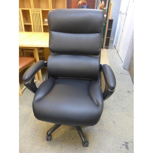 1581 - A Lazyboy leather office chair - hydraulics not working