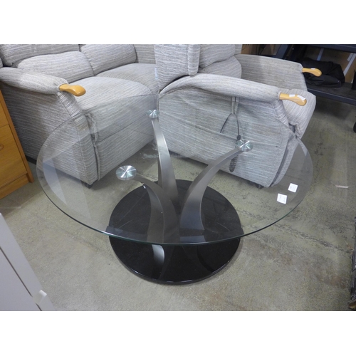 1587 - A circular glass and metal coffee table