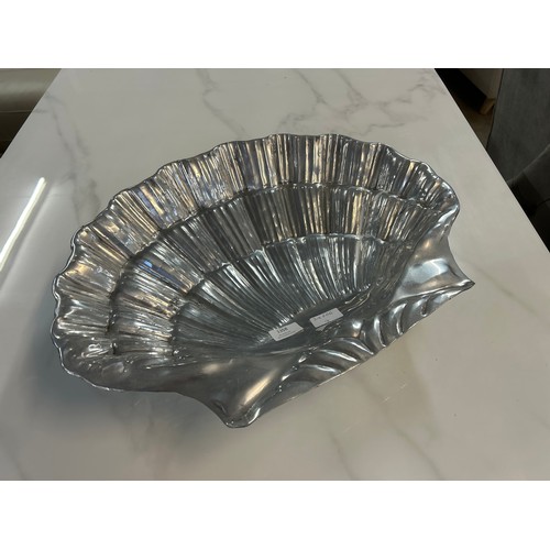 1358 - A silver shell design bowl