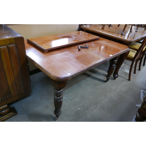 189 - A Victorian mahogany extending dining table