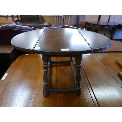 206 - A small oak drop-leaf occasional table