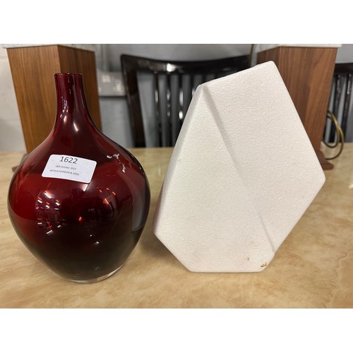 1622 - A red glass vase and a white ceramic vase