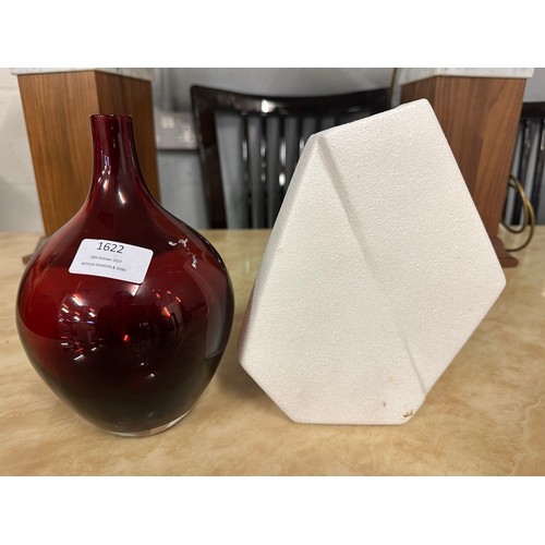 1622 - A red glass vase and a white ceramic vase