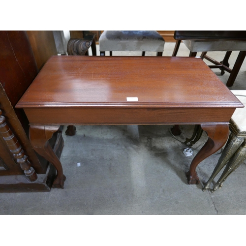 224 - A mahogany coffee table