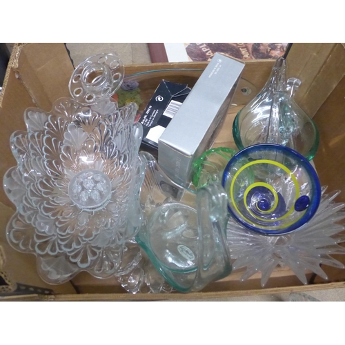 337 - A box of mid 20th Century glass vases, etc.