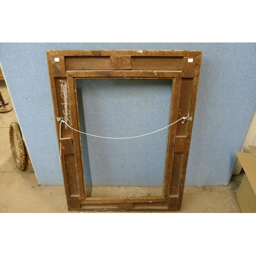 371 - A Victorian gilt wood picture frame