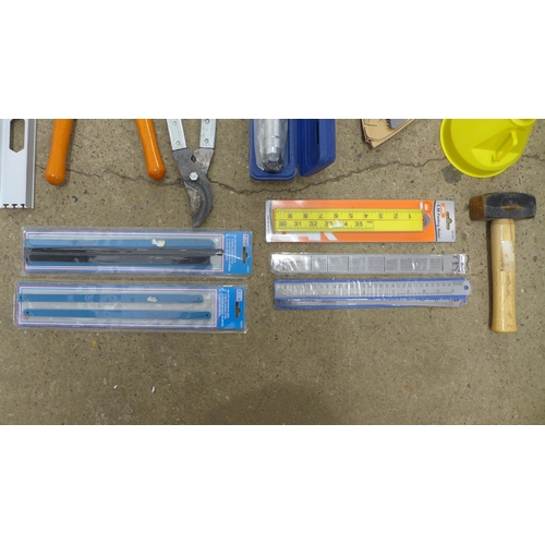 2019 - A box of assorted tools including hand saws, draper torque wrench, rubber brushes etc.