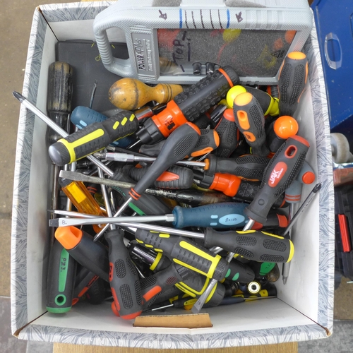 2026 - A Large quantity of assorted screwdrivers