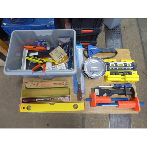 2030 - A box of assorted hand tools including magnetic trays, Draper pipe wrench, saw blades, spirit level,... 