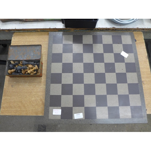 2058 - A marble chess board and a set of pieces