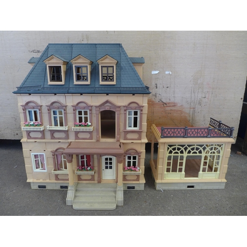 2060 - A plastic Georgian style doll's house