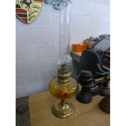 2067 - A vintage oil lamp and weighing scales