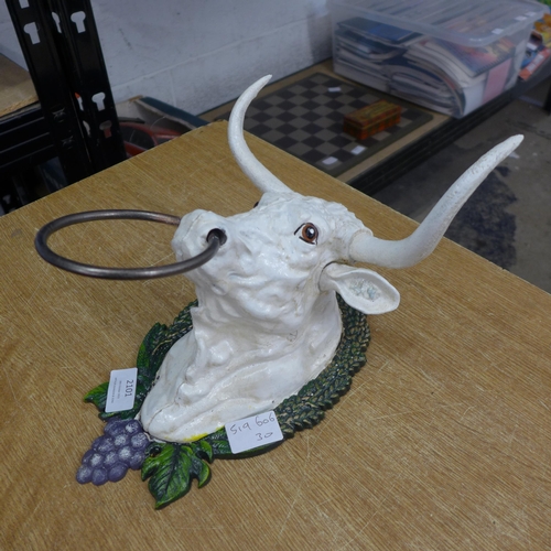 2101 - A cast iron cow head * this lot is subject to VAT