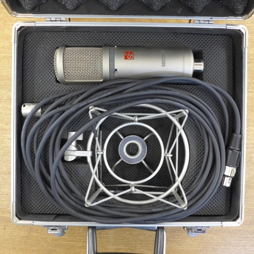 2158 - An SE Electronics SE2200A microphone in case