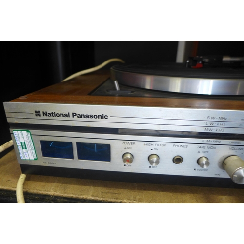 2208 - A National Panasonic SG-2500L music system with speakers