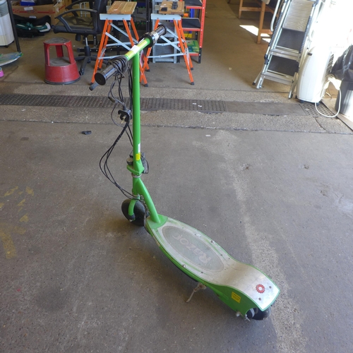 2262 - A Razor E200 electric scooter with charger