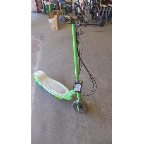 2262 - A Razor E200 electric scooter with charger