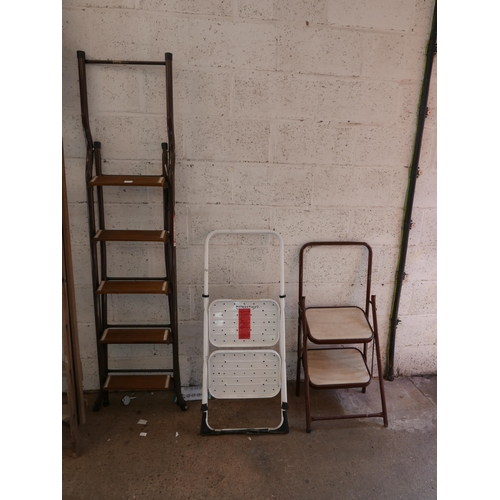 2265 - A five-rung step ladder and a set of two-rung safety steps