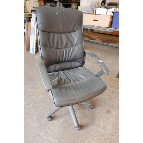 2292 - A leather effect swivle office chair