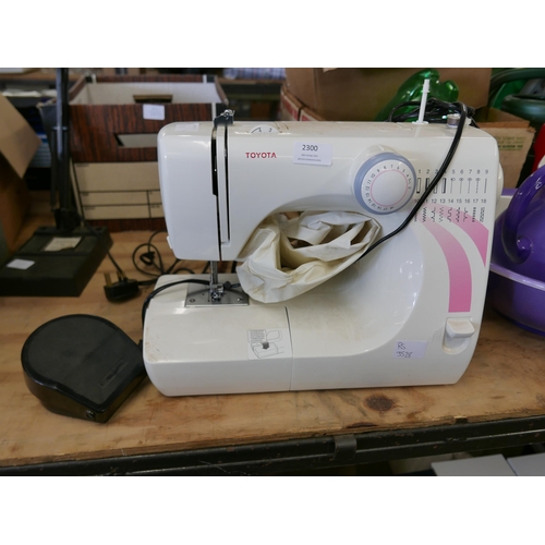 2300 - A Toyota RS2000 STF sewing machine with foot peddle and soft case