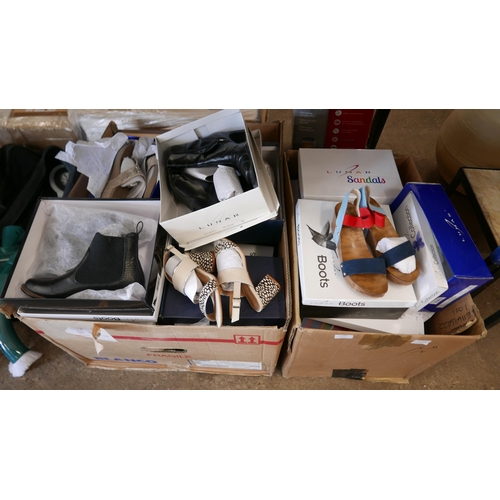 2308 - A large quantity of assorted boxed shoes Approx. 30 pairs