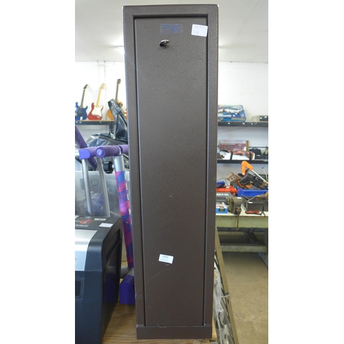 2350 - A Danes Hill metal limited single lock gun safe with one key