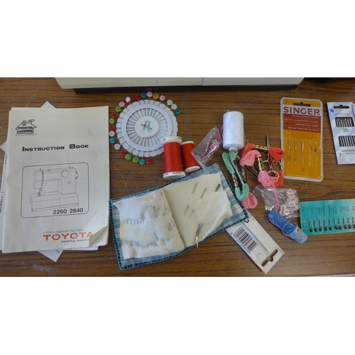 2367 - A Toyota sewing machine with bag of attachments consumables and pattern