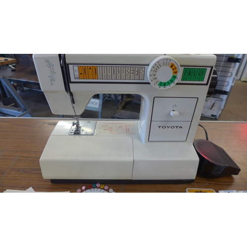 2367 - A Toyota sewing machine with bag of attachments consumables and pattern