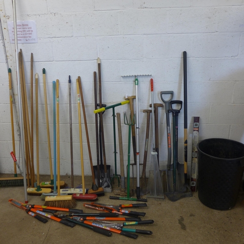 2385 - A tub of assorted garden tools and yard brushes- Approx.. 32 in total