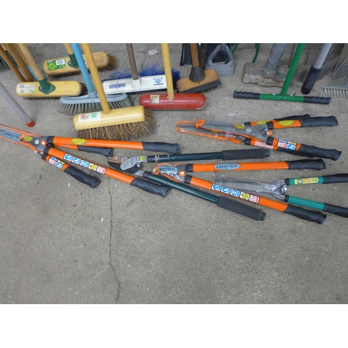 2385 - A tub of assorted garden tools and yard brushes- Approx.. 32 in total