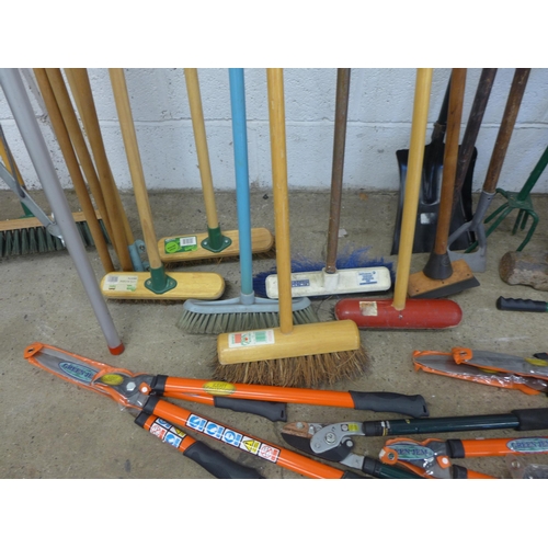 2385 - A tub of assorted garden tools and yard brushes- Approx.. 32 in total