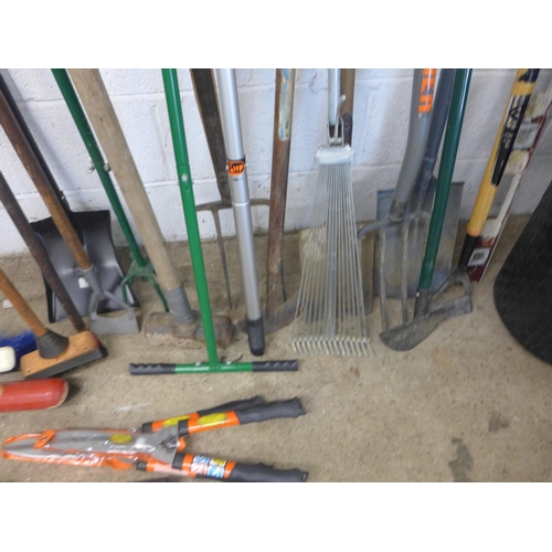 2385 - A tub of assorted garden tools and yard brushes- Approx.. 32 in total