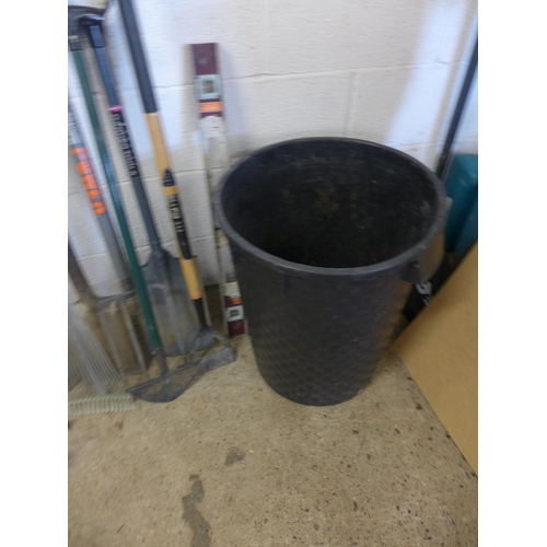 2385 - A tub of assorted garden tools and yard brushes- Approx.. 32 in total