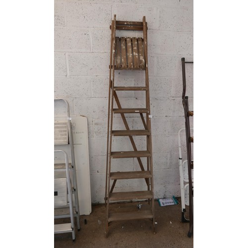 2266 - An 8-rung wooden stepladder