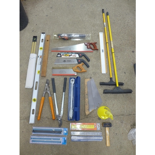 2019 - A box of assorted tools including hand saws, draper torque wrench, rubber brushes etc.