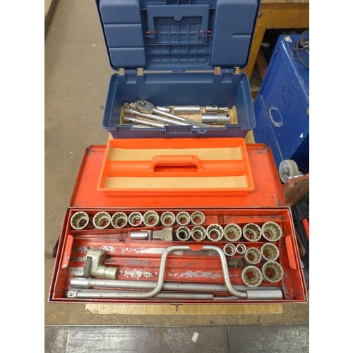 2047 - A Brittool socket set in metal case with toolbox of ratchet bars