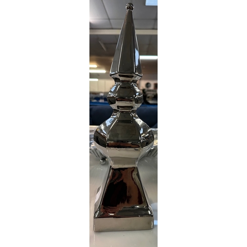 1358C - A standard finial ornament