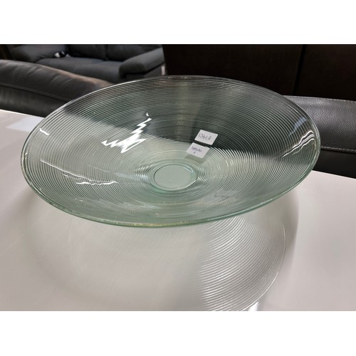 1341A - A large glass ribbed fruit bowl