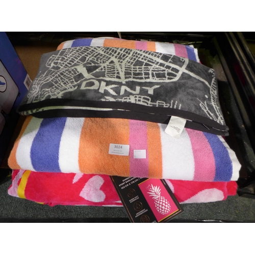 3024 - Quantity of mixed style towels - brands, including DKNY and Juicy Couture * This lot is subject to V... 