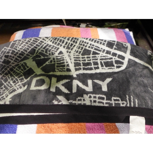 3024 - Quantity of mixed style towels - brands, including DKNY and Juicy Couture * This lot is subject to V... 