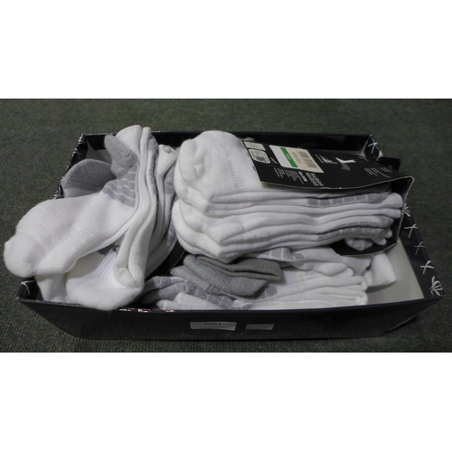 3041 - Quantity of men's white Under Armour socks, mixed sizes. *This lot is subject to VAT