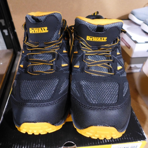 3201 - Men's Dewalt steel toe capped trainers, UK size 10. *This lot is subject to VAT